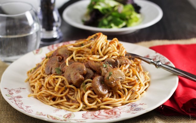 Vegan Recipe Room – Spaghetti with Spiced Tomato Sauce and Garlic Mushrooms